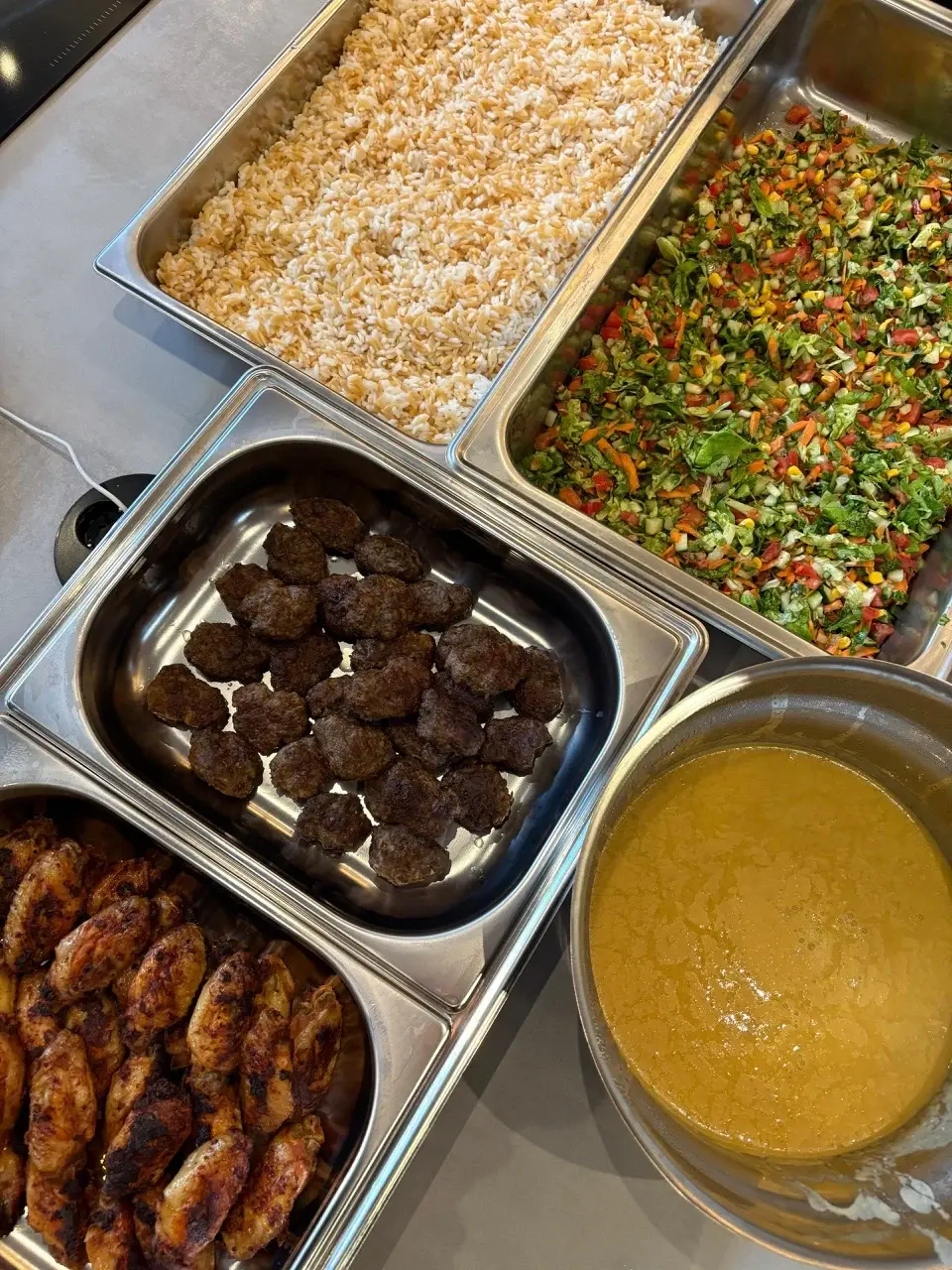 Warm buffet met rijst, salade, vlees en soep
