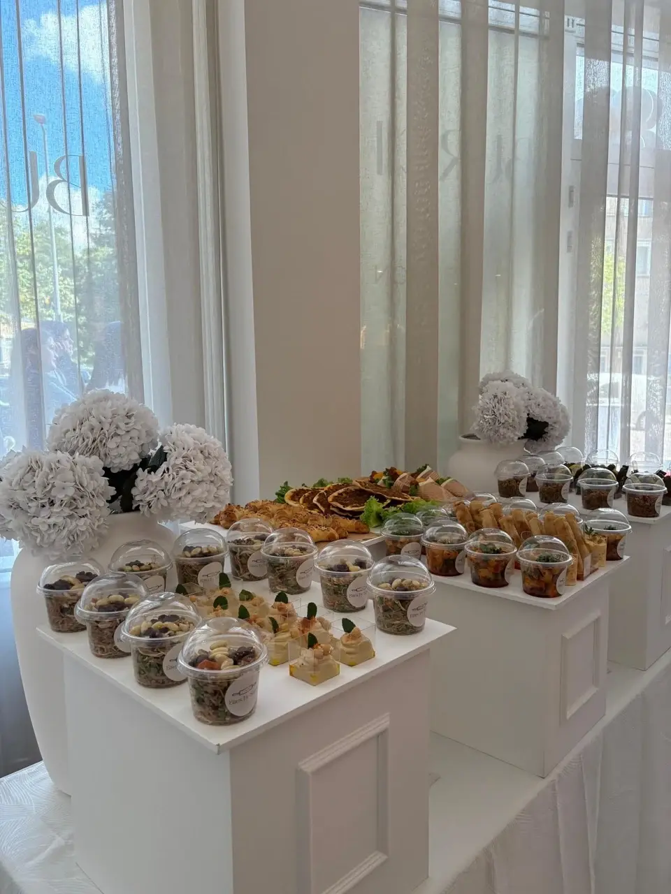 Lichte, stijlvol aangeklede cateringtafel voor een feestelijke gelegenheid
