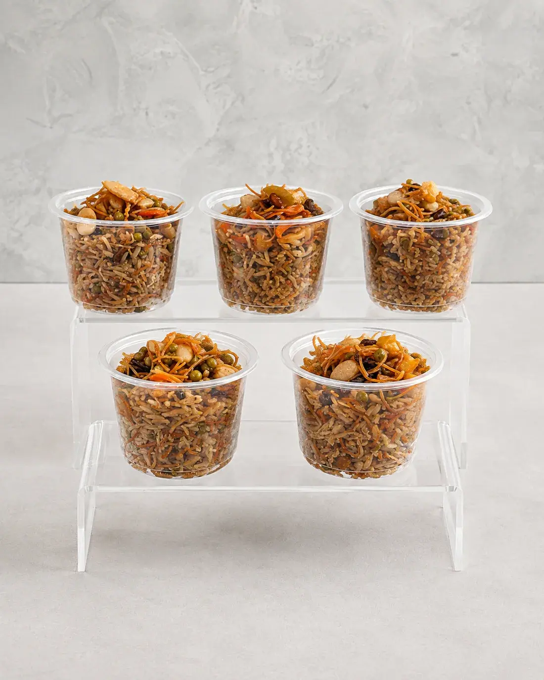 Individuele cups met kleurrijke biryani