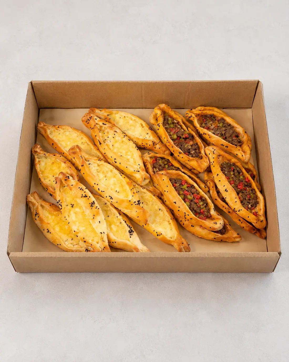 Cateringbox met kaas- en gehaktpide