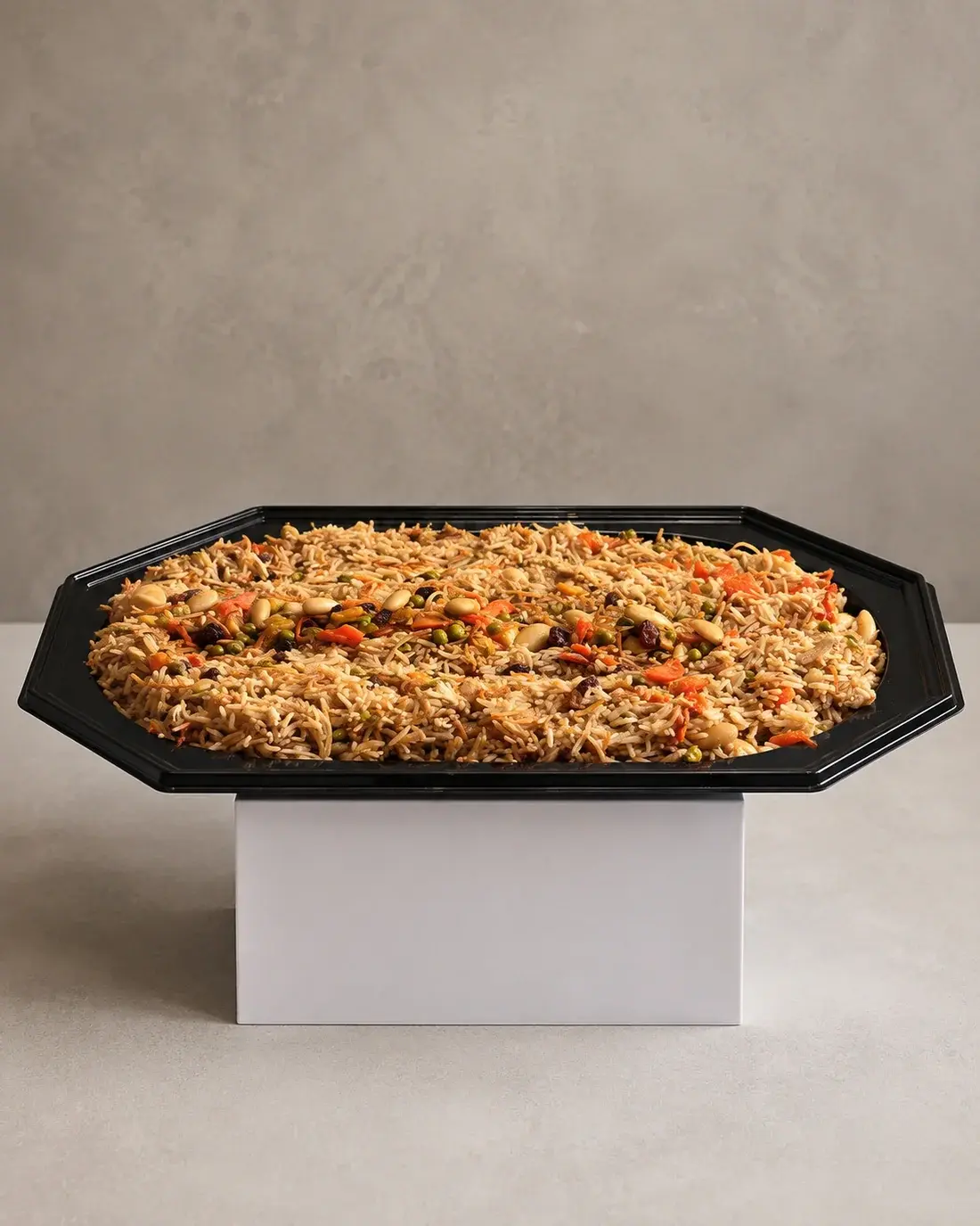 Feestelijke schaal biryani met groenten en noten