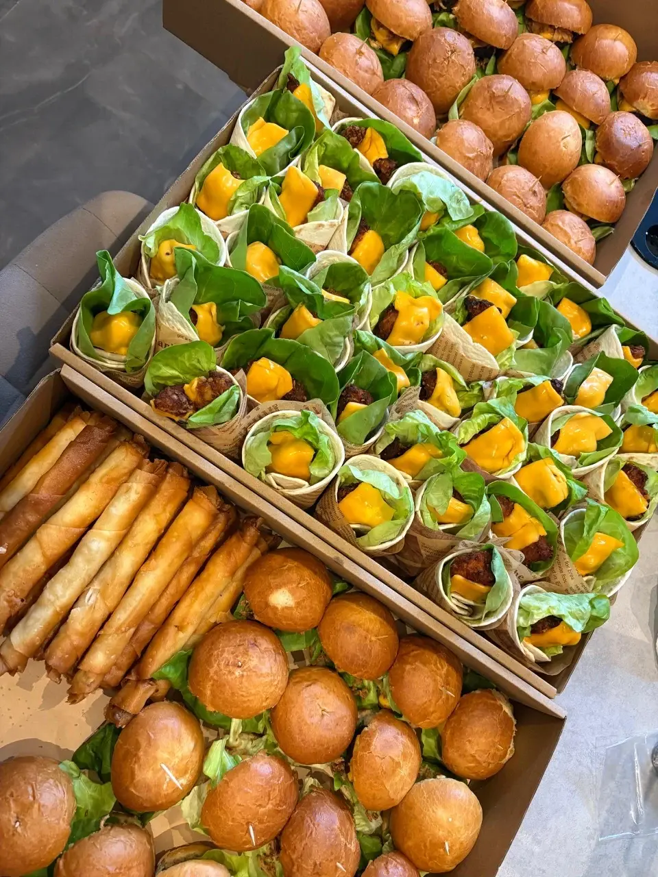 Schalen met mini burgers, wraps en krokante hapjes