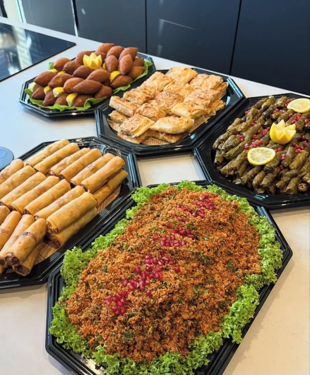 Rijk gevulde sharing platters met kısır, sarma en börek